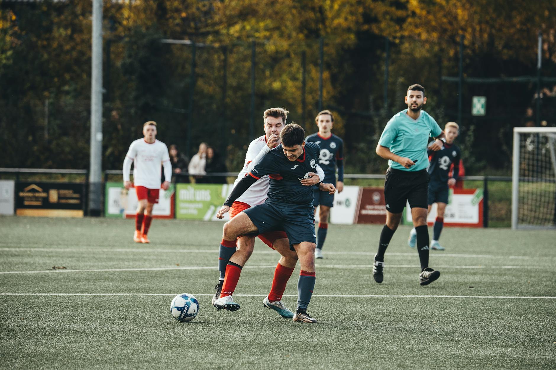 A-League thường có nhịp độ nhanh và nhiều tình huống chuyển trạng thái đáng chú ý.